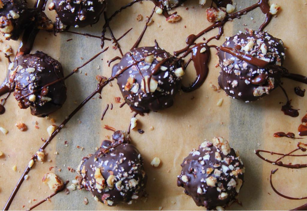 samantha_hadadi's tweet image. Protein Ferrero Rocher for breakfast?! 😜Made with @lucybeecoconut @CrumpetsCoffee @ThatProtein iamintothis.com/2015/08/protei…