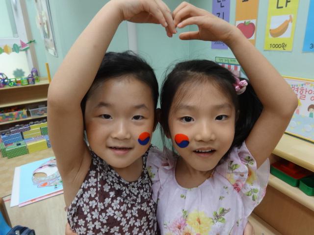 광복 70주년을 맞이하여 7세반 유아들이 태극기와 관련된 활동을 해보았습니다.  '태극기'에 담긴 의미를 알아보고 , 태극기 만들기와 페이스 페인팅으로 내가  좋아하는 태극기 속 모양을 그려보았습니다.^^