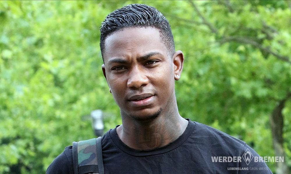 werderbremen's tweet photo. Eljero #Elia​ verlässt #Werder &amp; wechselt mit sofortiger Wirkung zu @Feyenoord Rotterdam​. Alles Gute, @ELJERO11ELIA! http://t.co/avutZEcagJ