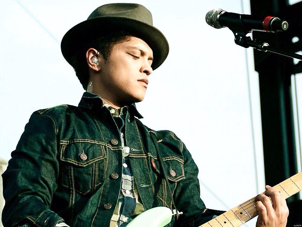 sagittairienne's tweet image. # mtv.com/ontv/vma/2015/… #hookusup😎