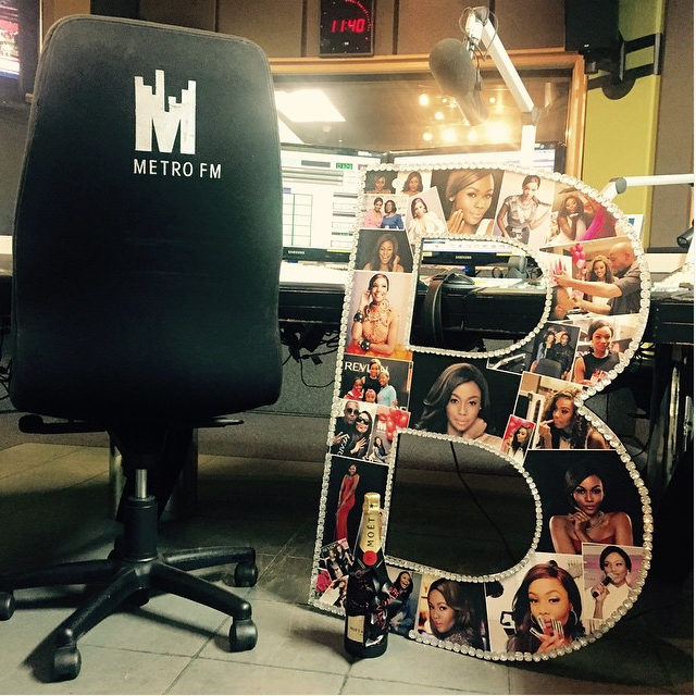 METROFMSA's tweet photo. On The Frontrow with @bonang_m :
#AskAMan
Trending @ 10 - 
Selekta Reloaded 
Front Row Ticket

Don't touch that dial! http://t.co/ayBWUxKOwN