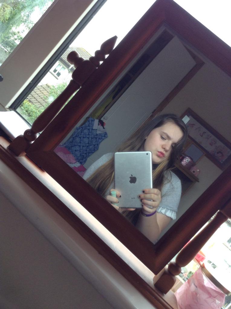 JetPackxBluesx's tweet photo. Off out. #LovesOn @DylanTheDork @TheScxttMcCall @stillplayball http://t.co/hxQYQSETkO