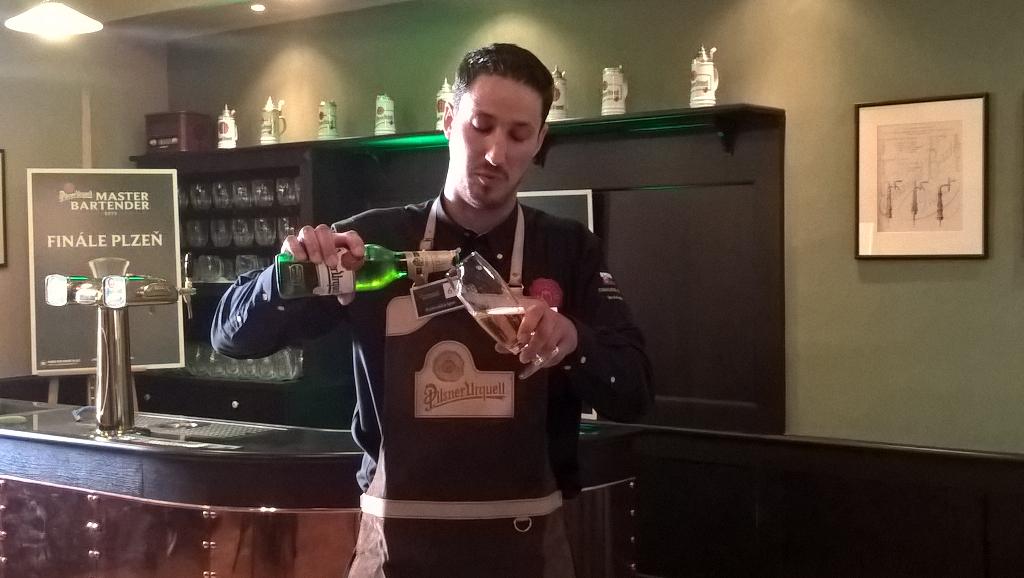 Nalít pivo z lahve do třetinky má své přesné zásady. A není to jednoduché. #masterbartender2015 #pilsnerurquell