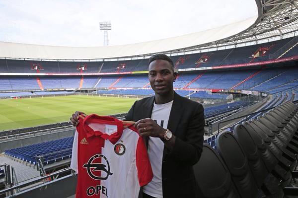 OFFICIEEL: Eljero Elia is Feyenoorder. De vleugelspeler heeft een contract voor twee seizoenen getekend in Rotterdam.