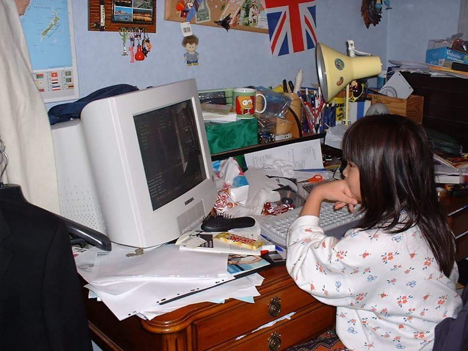 Kayane's tweet photo. PHOTO DOSSIER! 
Moi, 7ans, dosant déjà Starcraft Brood War sur l'ordi de mon frère :D! cc @PomfThud @BlizzardCSEU_FR http://t.co/hNha1sbs8m