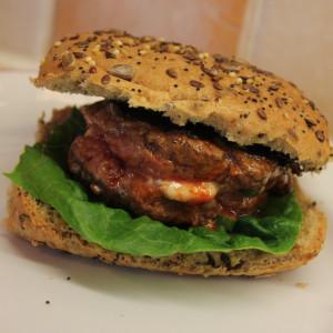 MuscleRecipes's tweet image. Sriracha &amp;amp; Mozzarella Stuffed Steak Burgers by @MacroMitch

muscle.recipes/hmqf

#protein #burgers #steak #recipe