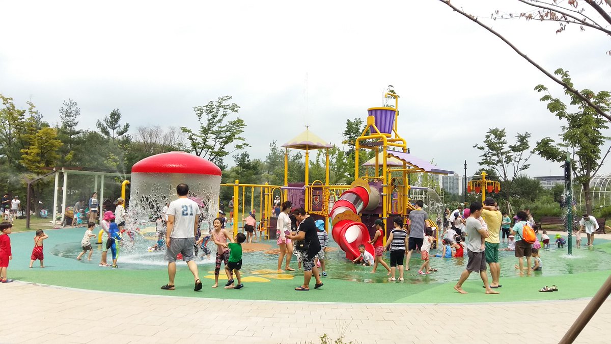 2016년 물놀이시설 설치를 원하는 공원 신청해주세요!

올해 개장한 일월공원의 물놀이시설처럼
설치를 원하는 주변의 공원을 가까운 주민센터에 신청해 주세요