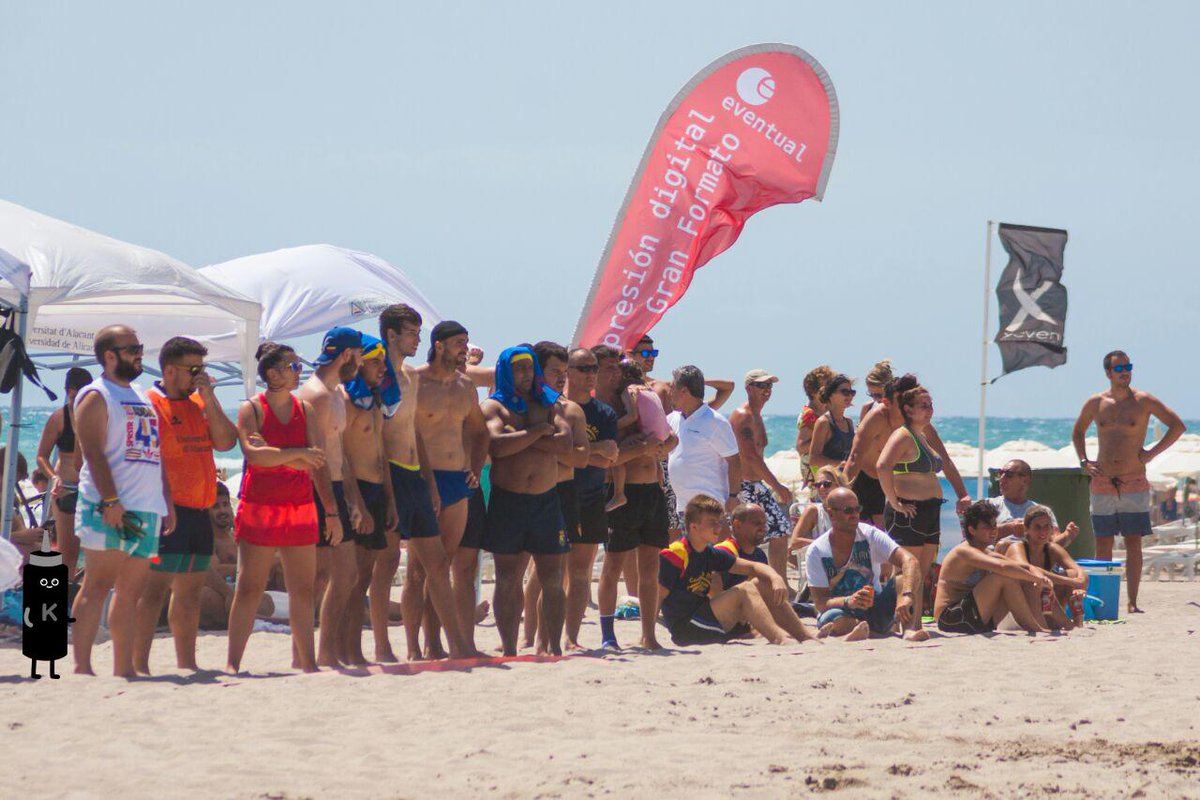 Black se vino el sábado a ver el Torneo Rugby Playa que organiza <a href="/rugbyua/">UA Rugbi</a> ¡Una pasada contra viento y arena! #CMYK