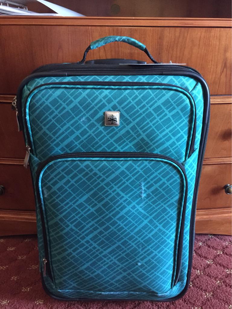 hammonds_amy's tweet photo. I've baffled the other girls at #NAYC15 with these packing skills. @naycrumors #onesuitcase 💁🏻 http://t.co/IPcccJGoTd