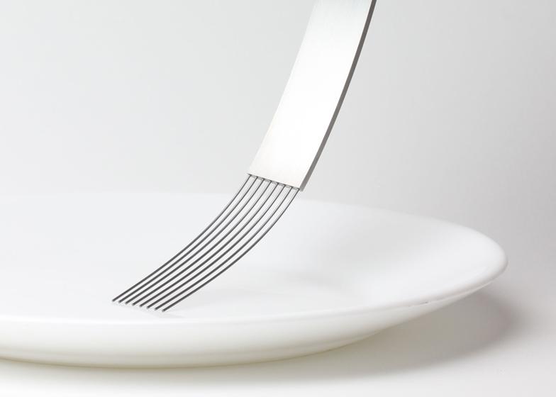 dezeen's tweet photo. This curved fork has eight long prongs that bend to pick up food: http://t.co/ZJ2sFo5m7H #design http://t.co/saSEnocwsz