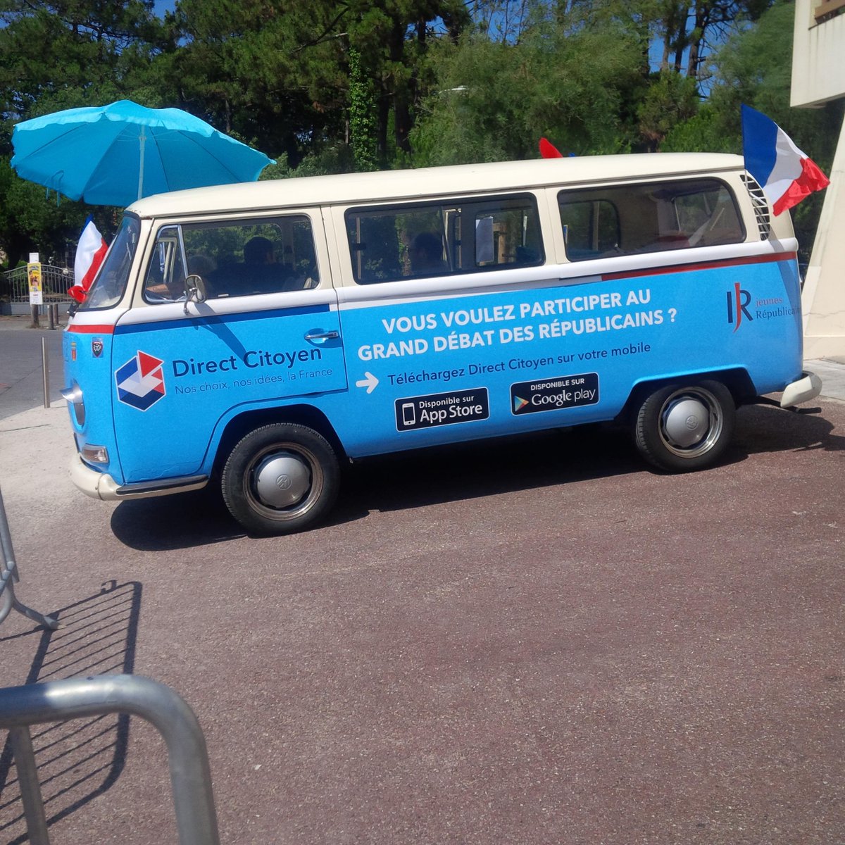 De passage devant la #Caravane des <a href="/jeunesrep/">Jeunes Republicains</a> #Lege #CapFerret <a href="/leroy_fabien/">Fabien Leroy</a> toujours aussi fan de #Chirac