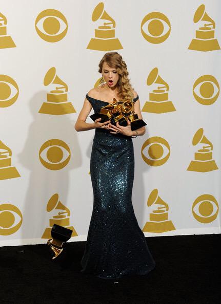 sTAYfearless13_'s tweet photo. TBT to that time Taylor dropped Alexa http://t.co/s32zzrteBm