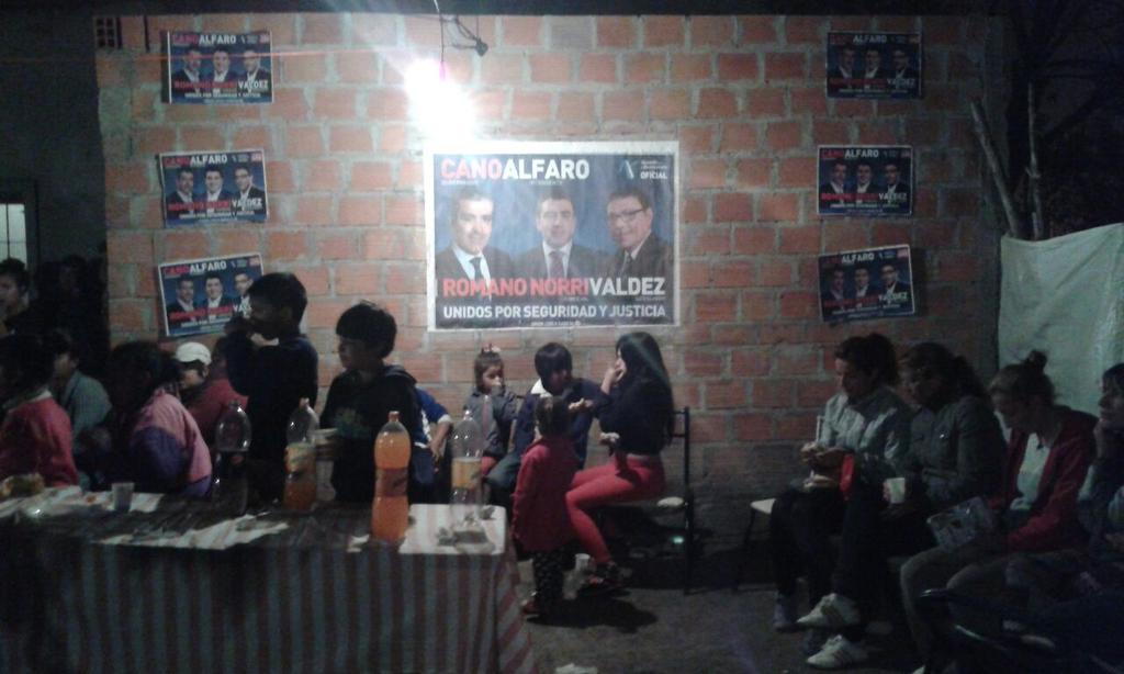 CambioUCRTuc's tweet photo. Anoche estuvimos reunidos con los vecinos del B° Ampliación Miguel Lillo 2. Gracias por recibirnos! #LaListaDeCano http://t.co/jB44DsLzVa