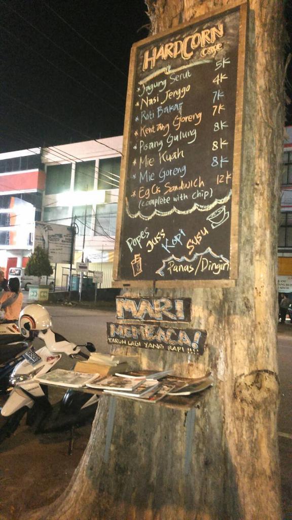 Malam ini kami siap menemani kalian yg mau nongkrong..
Sembari icip2 menu lengkap dari kami..
#hardcornforlife