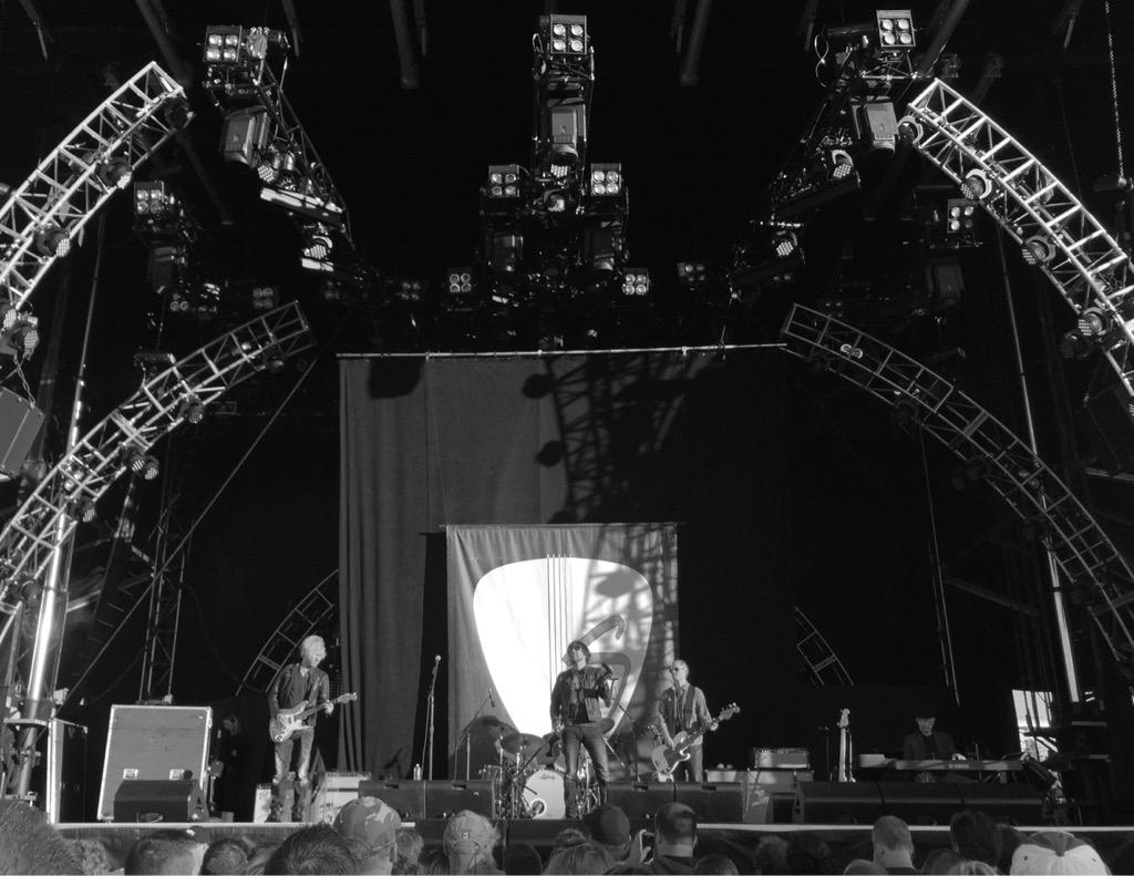 TerryBabbey's tweet photo. Rockin' along courtesy of Kenny Wayne Shepherd @KWShepherd at London, Ontario http://t.co/HdMnUm6gWO