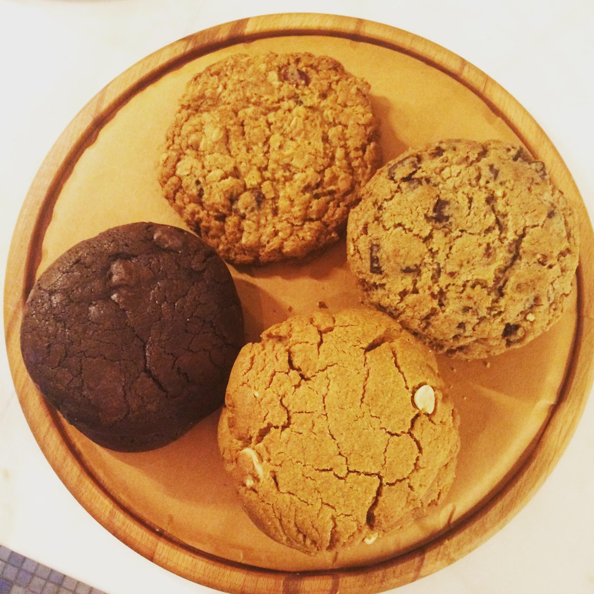 JakesAtTheKnick's tweet photo. Who doesn’t love an assortment of warm &amp; chewy housemade cookies? http://t.co/DmNgce0fEA