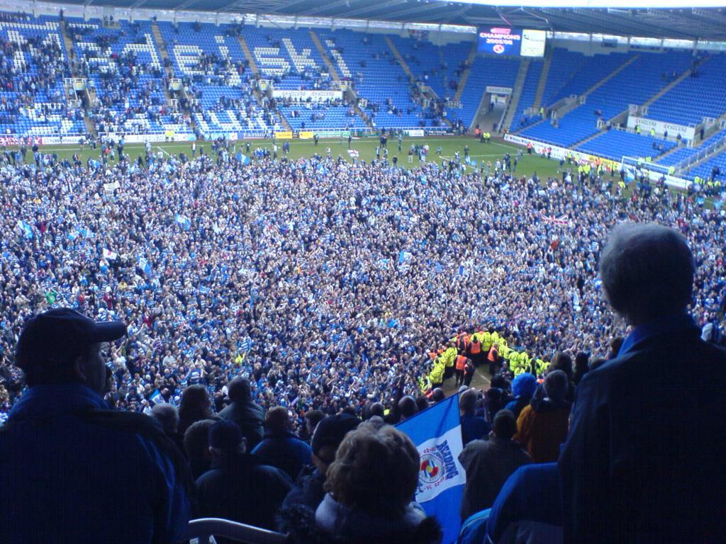 TalkReading's tweet photo. 10 YEARS AGO TODAY: #ReadingFC began the season which saw the club win the Championship with a record 106 points. http://t.co/58zP9EyHfR