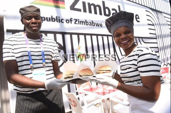 NewPressService's tweet photo. @Expo2015Milano padiglione #Zimbabwe presenta #ZEBRABURGER hamburger con carne zebra http://t.co/4ti0o6E20Y