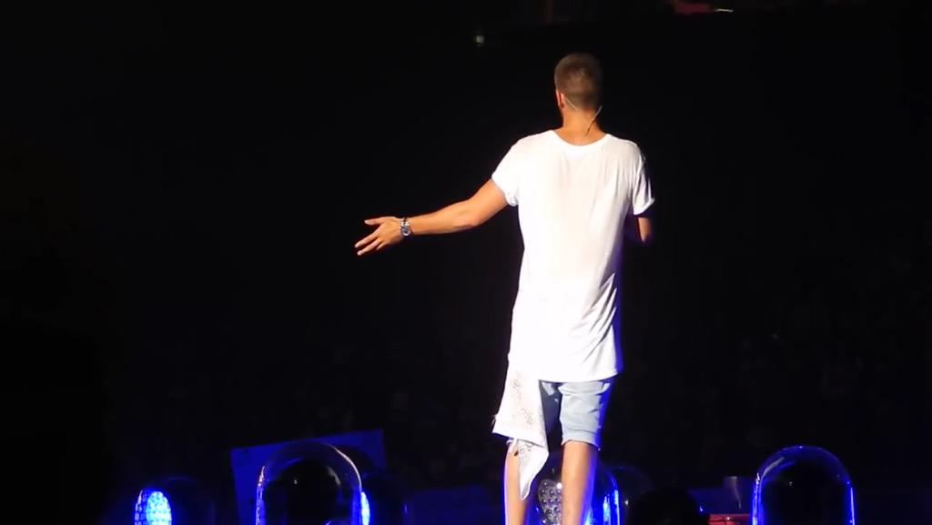 bandanaproject's tweet photo. God works in mysterious ways! Liam got ahold of ANOTHER white bandana at #OTRAMETLIFE this year! #NiallAF 🇮🇪 http://t.co/YSPPz3CzSa