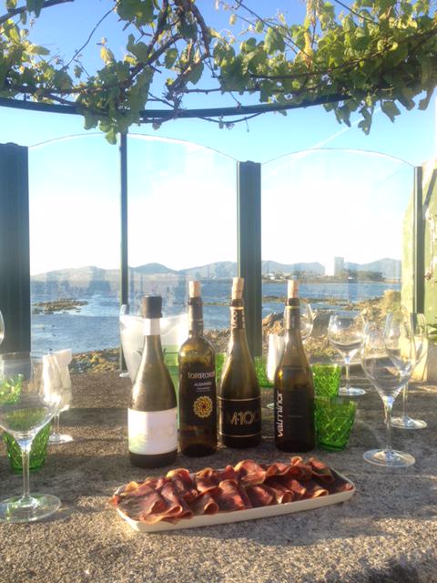 spanish_wl's tweet photo. Foto #SWLsummer de Adrián y Noelia en Vigo: fantástico atardecer con blancos de @Rias_Baixas Gracias por compartirla! http://t.co/EYa6JFkE56