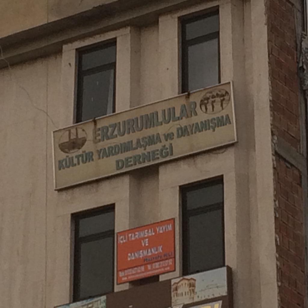 TevhidMuhammed's tweet photo. Ulan diyorum erzurumlular toplansa devlet oluşturur diye her yerdeler çünki 😂😂 @feateihe http://t.co/Gjrw0CNPdV