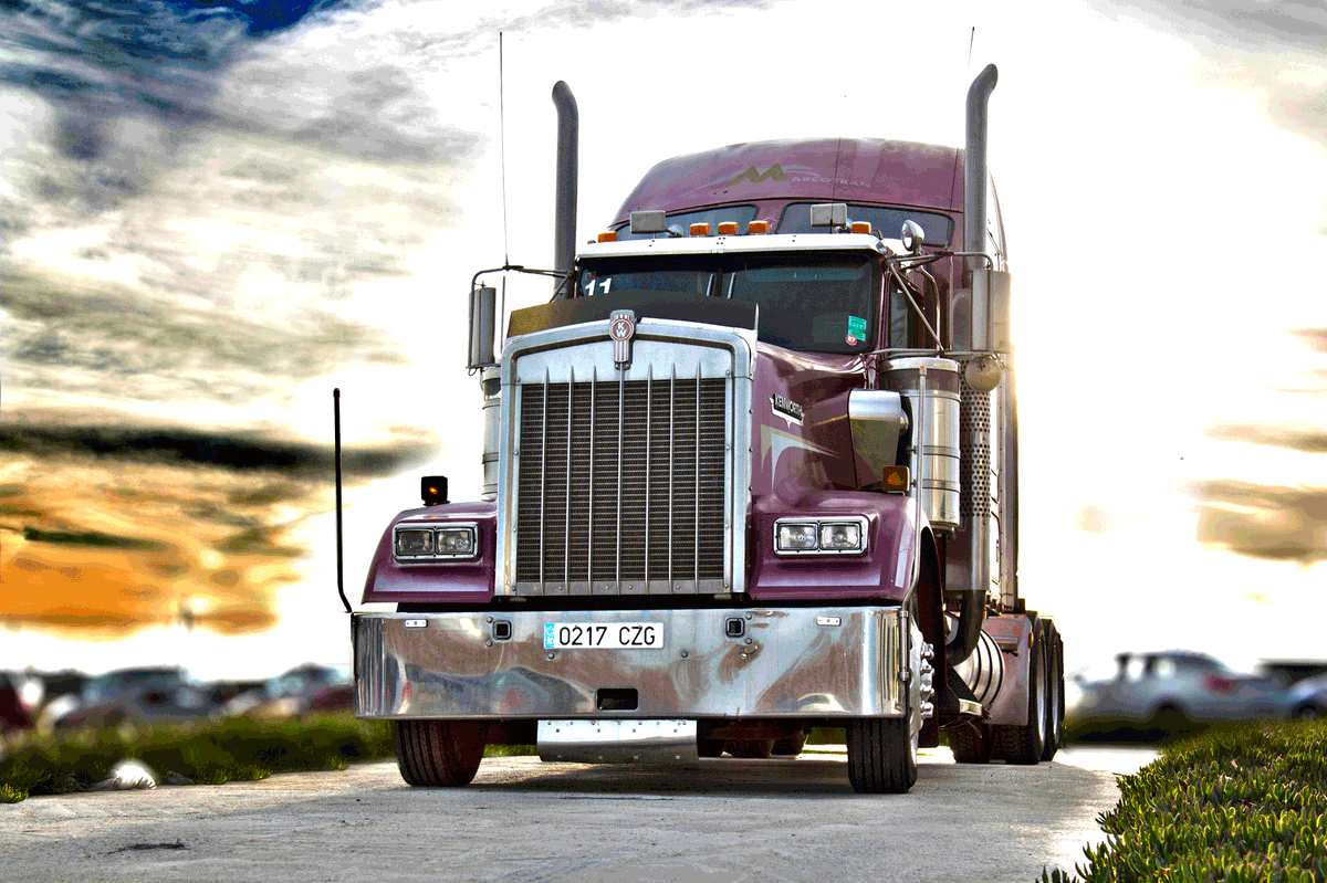 MarcotranGroup's tweet photo. Hoy queremos compartir este precioso #camión, nuestro #Kenworth. Un clásico del asfalto americano en Marcotran. http://t.co/EyCiNIyBa9