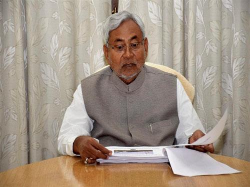 DeccanHerald's tweet photo. Nitish hits at #NDA leaders on 'DNA' barb | @NitishKumar #NKLetterToModi | http://t.co/pDlv9akBcs http://t.co/hoqxoLsliW