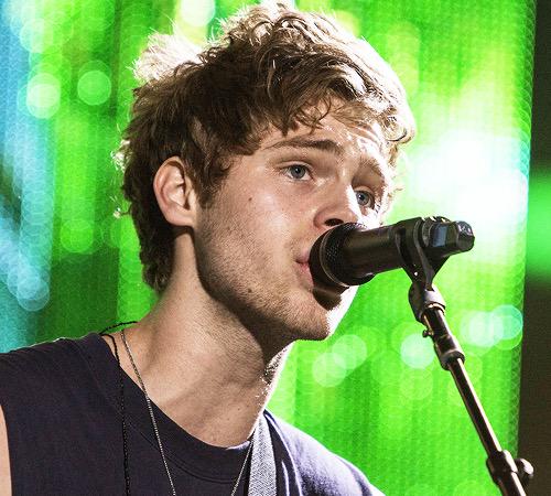 lukewithstubble's tweet photo. The all mighty beard is slowly coming back to us 😍 http://t.co/0xmJYncW4I