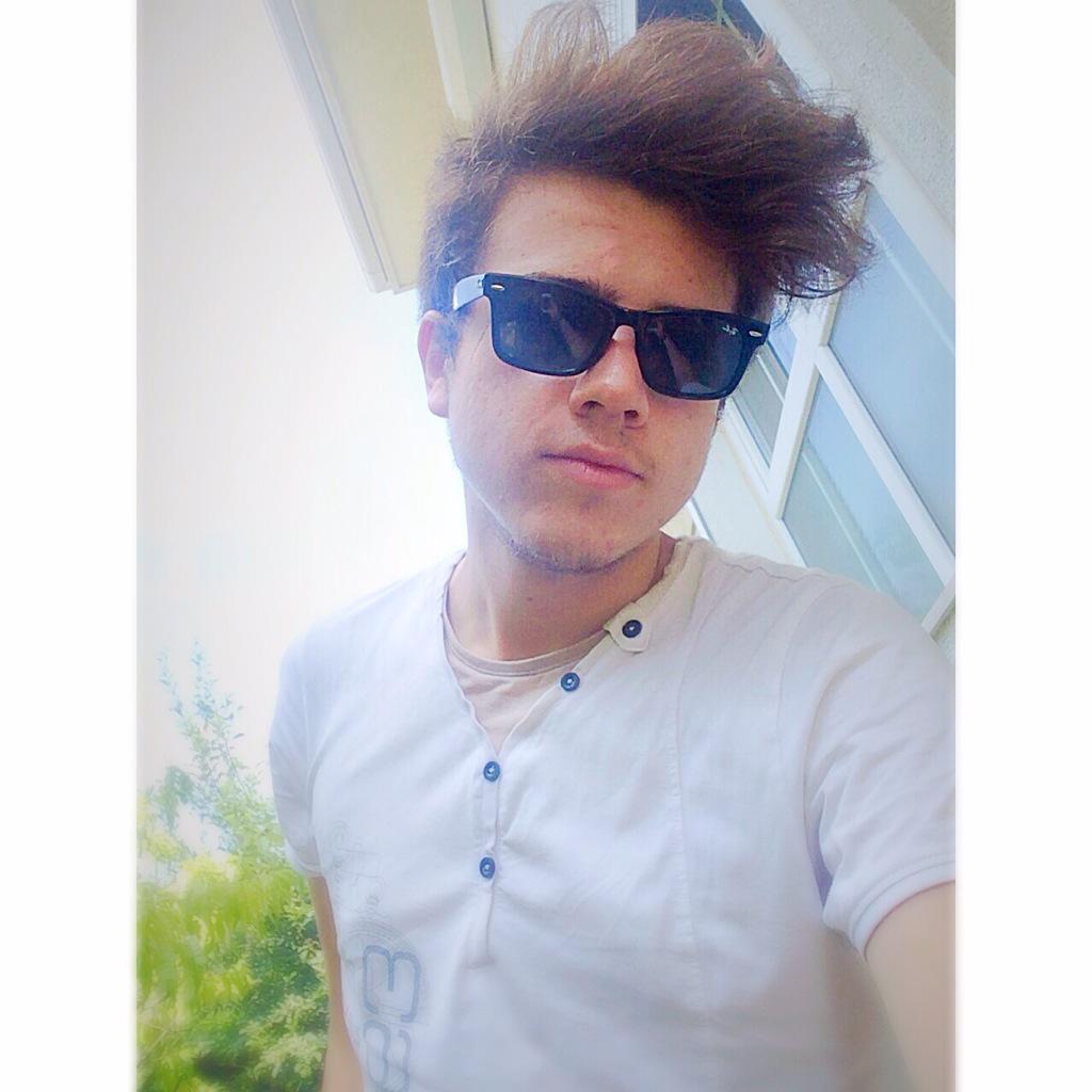 Kod adı: Twitter Man😈

Snapchat:semihvarolunuz