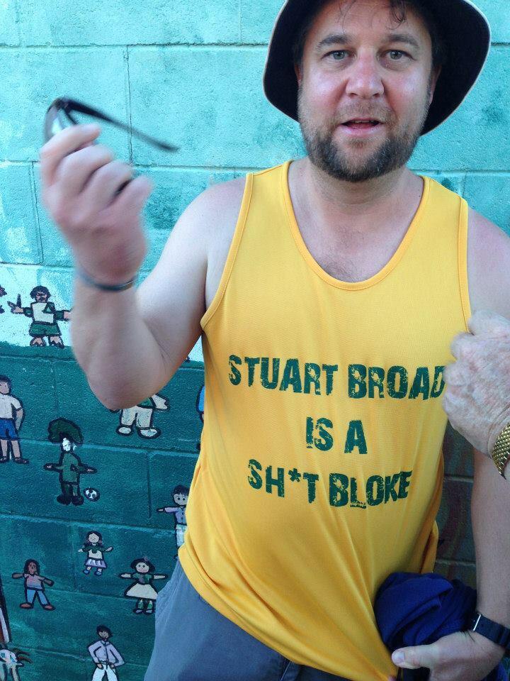 BarmyGilo's tweet photo. What goes around, comes ...... #Ashes2015 @TheBarmyArmy http://t.co/0aKJvFNwIc