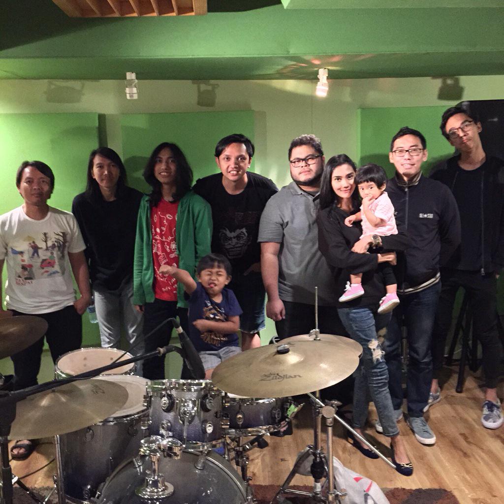 BARASUARA's tweet photo. Latihan bersama @efekrumahkaca #ERKxBarasuara http://t.co/XXDizIzreX