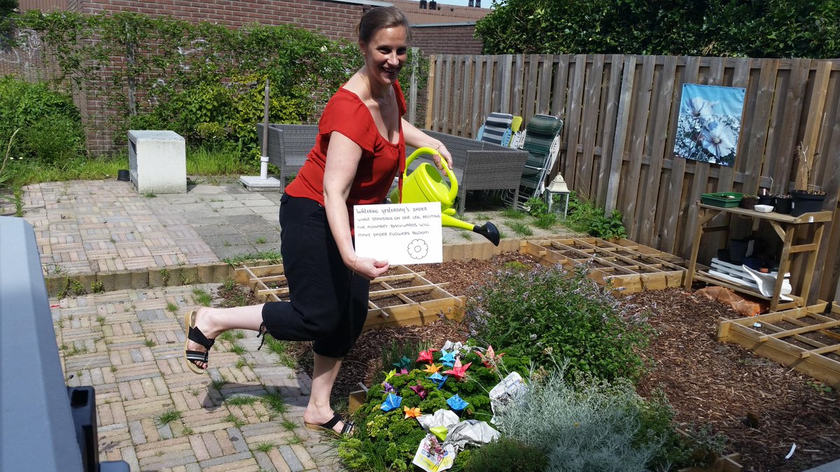 SuzeDNL's tweet photo. @MichelleObama @gishwhes :Watering yesterday's paper while standing on 1 leg and ....#gardeninghack http://t.co/6px0Hv9fW5