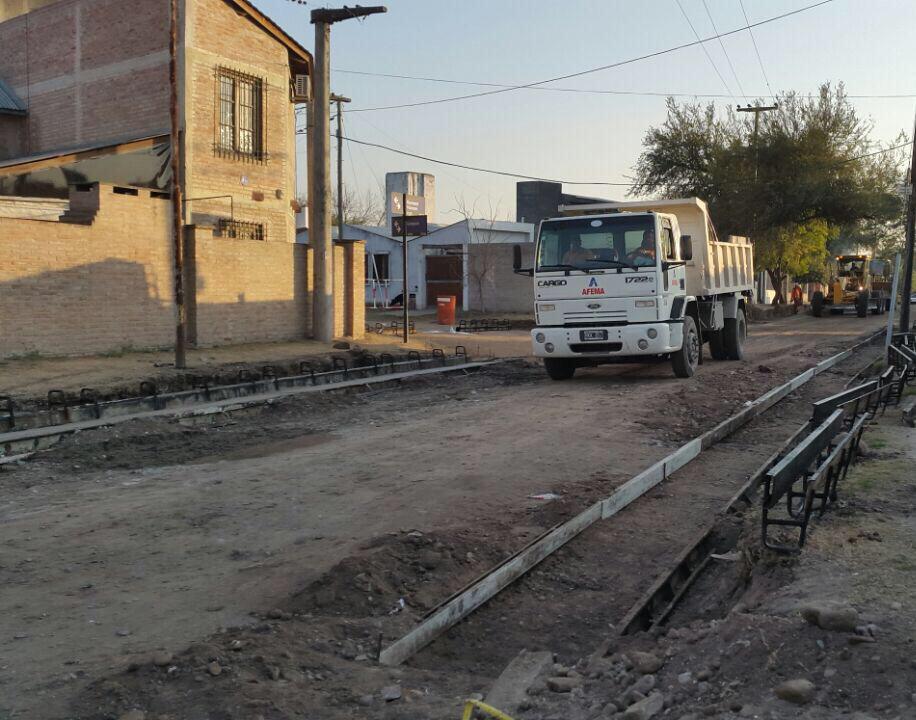 Trabajamos en la pavimentación de calles de tierra en B Solferino. No detengamos lo que ya pusimos en marcha. RM
