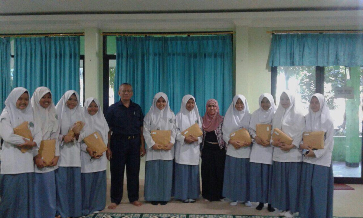 Semoga bermanfaat untuk yg menerima.. Senang melihat senyum manis adik" di foto ini ;)