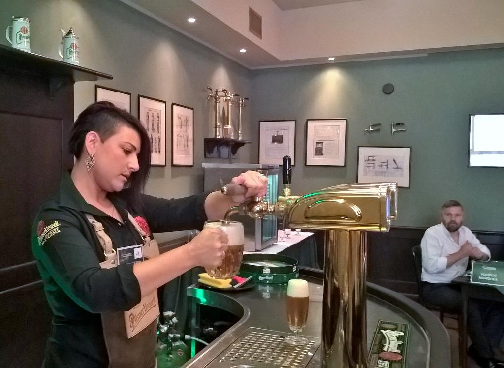 Marie Holcmanová je jednou ze sedmi žen ve finále #masterbartender2015 a právě čepuje hladinku #pilsnerurquell