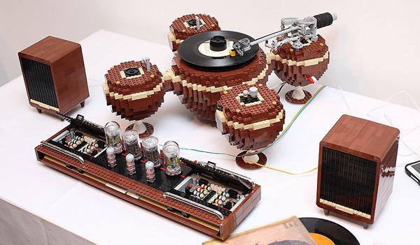 JDBeauvallet's tweet photo. La platine vinyl selon Lego - 2024 pièces, plus un peu de métal et de câble http://t.co/WCxy0YAoZc
