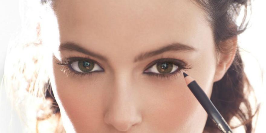 LuckyMagazine's tweet photo. Expert guidance on how to successfully grow out your eyebrows: http://t.co/kEnExmcmY7 http://t.co/TTu6piIPua