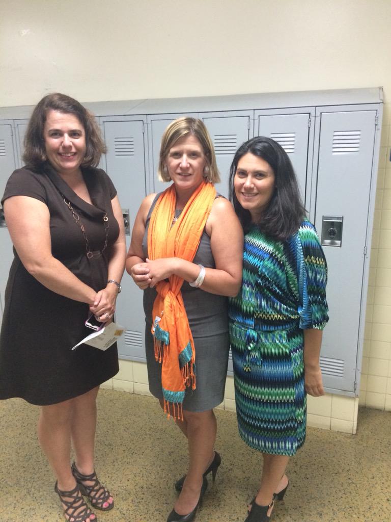 ShanaRemian's tweet photo. English in VB is in good hands-thanks to @MsRobinHoff and @MsETemple and with our new leader @CVadersen #leadlitvb http://t.co/agrYbOrvxm