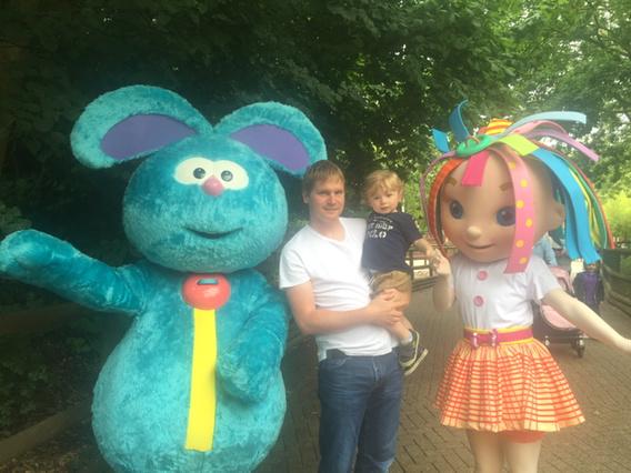 ptaylor168's tweet photo. Daddy and Theo saying hi to Rosie and Raggles #CBeebiesLandMT http://t.co/oqzZnqjrQk