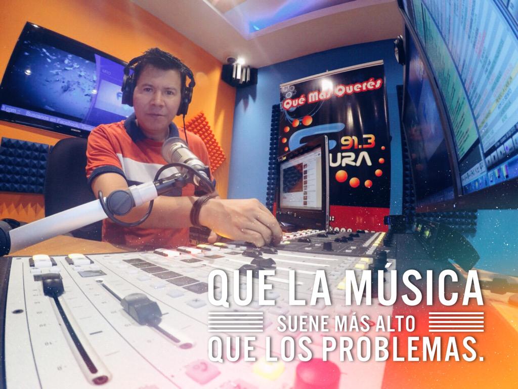 symlegacy's tweet photo. Que la música suene más alto que los problemas. #Music #Radio #Show #Música #Locutor http://t.co/B9xzy5DCOp