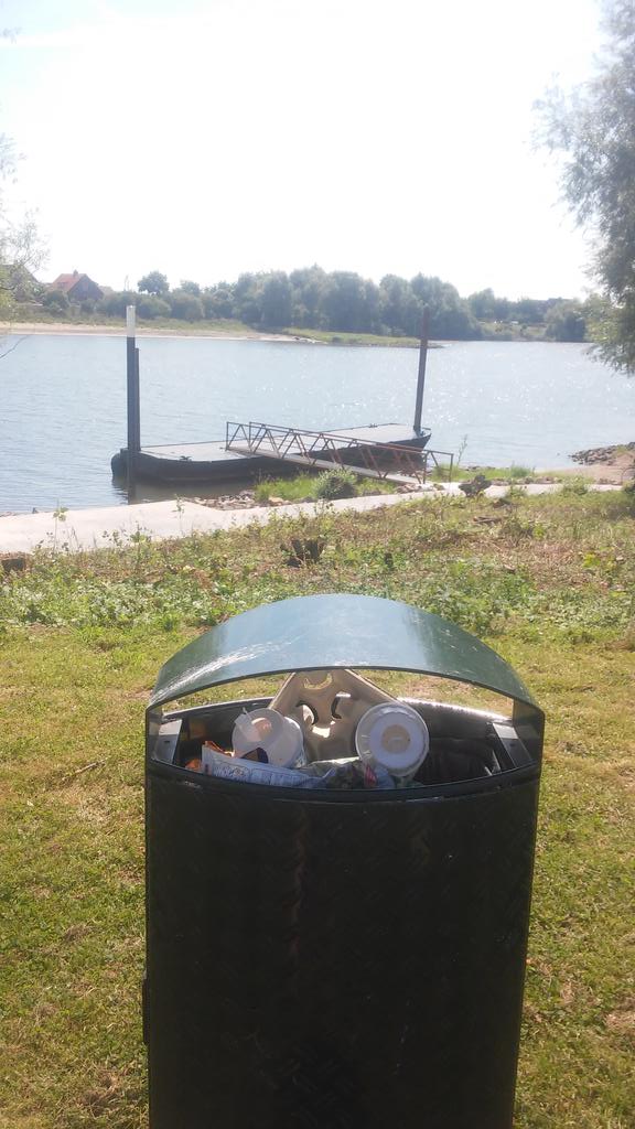 maaikelourens's tweet photo. Wanneer wordt deze prullenbak geleegd @Gem_Renkum bij het mooie @RenkumseVeer http://t.co/Z5TJiiQqgs