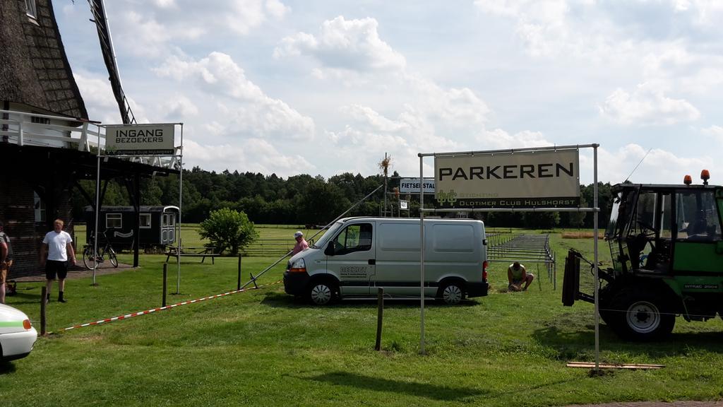 SOCHulshorst's tweet photo. Ingang bezoekers, fietsenstalling en parkeren rechts naast de molen. De deelnemersingang links naast de molen. http://t.co/eHxlFPed0Q