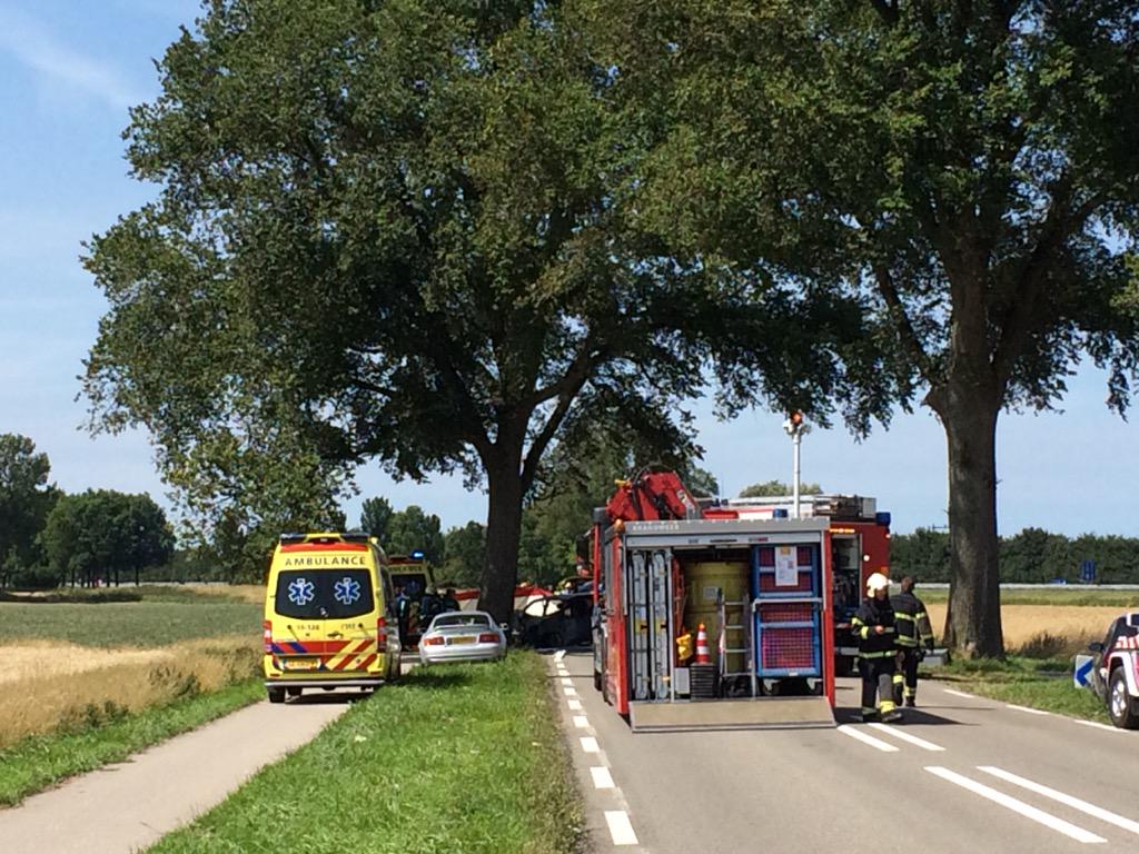 MarkRijk's tweet image. Een auto is frontaal op een boom gebotst. #Lewedorp #Postweg.
