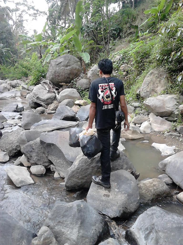 Biar hari ini saya yg membersihkan sampah di tempat ini,
<a href="/ExploreKuningan/">#Explore_kuningan </a> <a href="/Kombo_Kuningan/">KOMBO_Kuningan</a> curug bungawari
