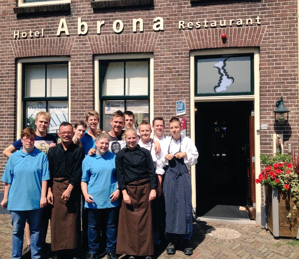 HotelAbrona's tweet photo. @JohnnyDeMol_ bij hotel #abrona! Wat hij kwam doen? Daarvoor moet u vanaf eind augustus naar @SynDROOM_RTL kijken! http://t.co/k5Vr5evpoz