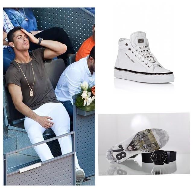 Footballer Fashion Ar Twitter クリスティアーノ ロナウド ホワイトパンツ カーキクルーネックtスタイル Cr7のゴールドネックレスでシンプルスタイルに変化をプラス 足元にはphilipp Pleinのホワイトスニーカーを着用 Cristianoronaldo Http T Co Dr6fsn5gds