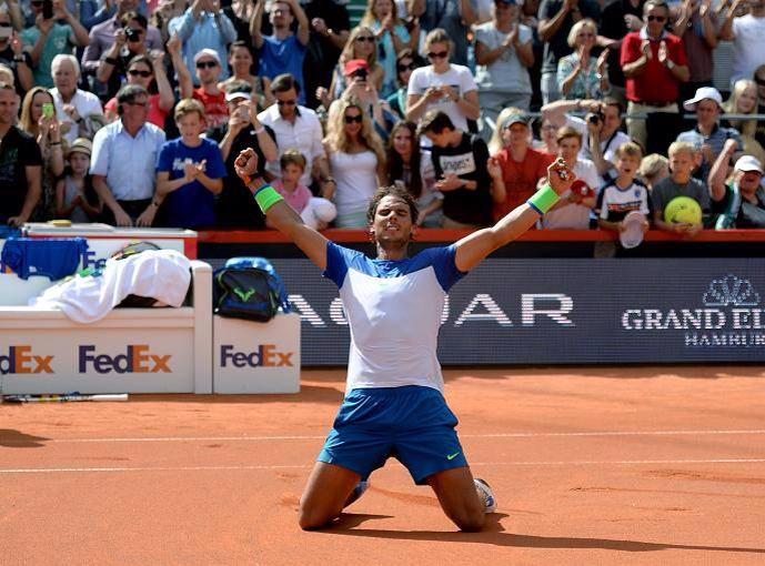 Arni_Abd's tweet photo. Rafa shook hands first, walked towards umpire first n then....these👏😊 A picture says a thousand words #justRafa http://t.co/0zaPsupDQo