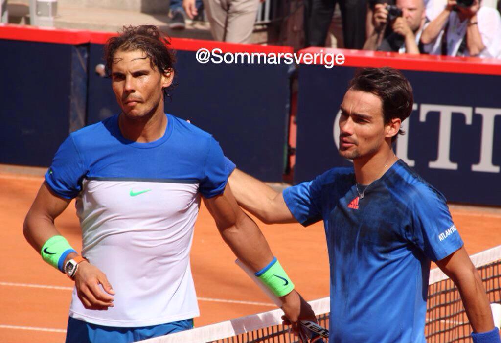 Arni_Abd's tweet photo. Rafa shook hands first, walked towards umpire first n then....these👏😊 A picture says a thousand words #justRafa http://t.co/0zaPsupDQo
