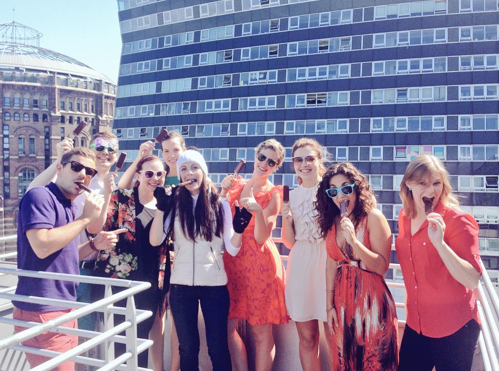 Alle Ketchums essen Eis, außer Christina, der ist nicht heiß.