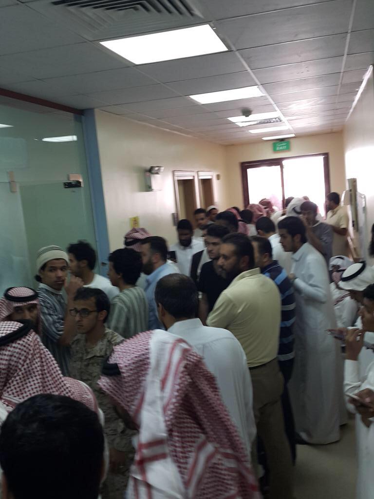 AbdAlaziz_frayn's tweet photo. لُحْمَة دم ومصير:
هكذا هم دوماً أبناء الوطن.. وهنا هم يقدمون دمائهم لأخوانهم مصابي التفجير.
#تفجير_طوارئ_عسير http://t.co/yVfBfW3v5Z